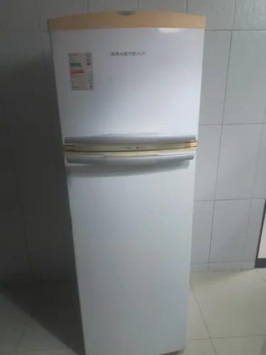 Geladeira para vender em boas condições,motivo da venda comprei uma maior.valor 650