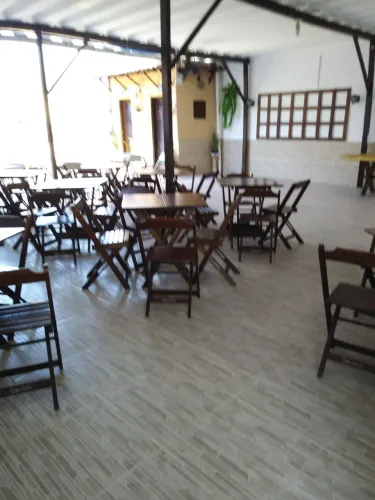Vendo conjunto de mesa em madeira com 4 cadeiras