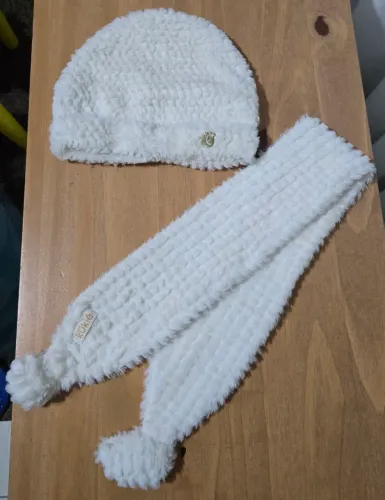 Kit Touca e Cachecol OffWite marca kukiê