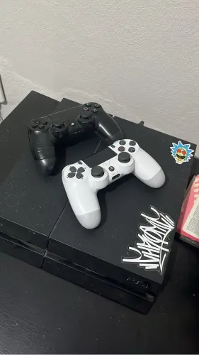 Playstation 4 500GB, 2 controles e 5 jogos