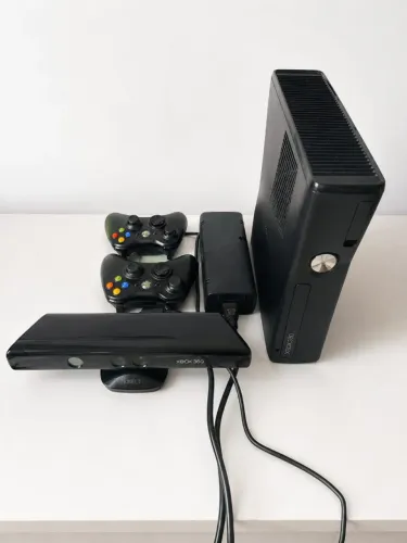 xbox 360 com 2 controles, kinect e todos os cabos completos