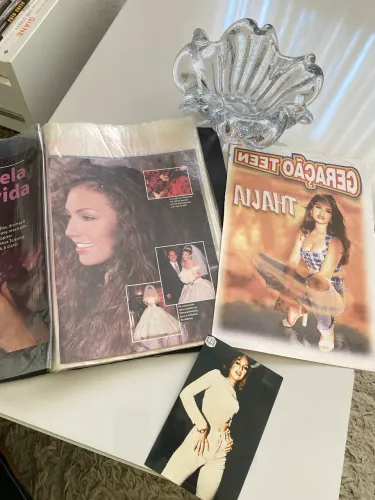 Foto é álbum de fotos Thalia