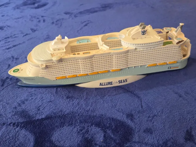 Miniatura em resina Allures of theSeas