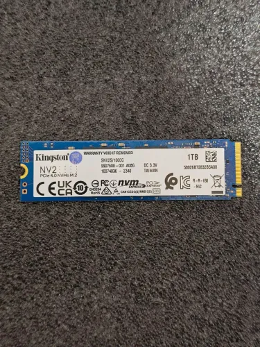 SSD M.2 NVMe 1TB Kingston NV2 PCIe 4.0 (Até 3600MB/s) - Estado de Novo (100% Saúde / 338h)