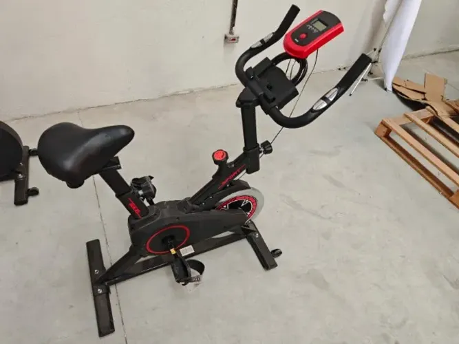 Bicicleta de spinning seminova, ótima para uso doméstico.