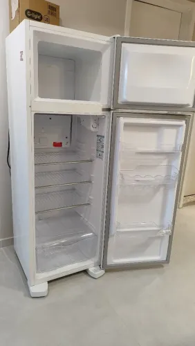 Vendo geladeira Eletrolux modelo DC35A , praticamente nova, pouco tempo de uso.