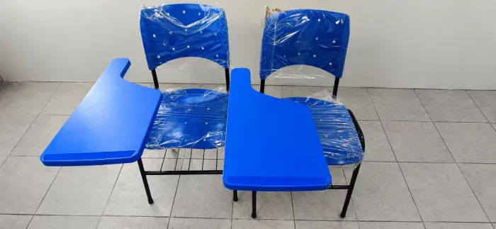 15 Cadeiras universitárias novas de Plástico Polipropileno com prancheta e porta lápis.