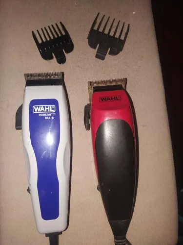Duas máquinas de cortar cabelo Wahl usadas funcionando barbeiro 
