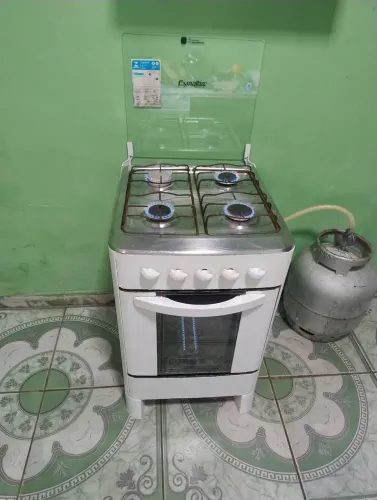 Vendo fogão funcionando tudo as bocas e o forno por 240 reais, Não paga a entrega