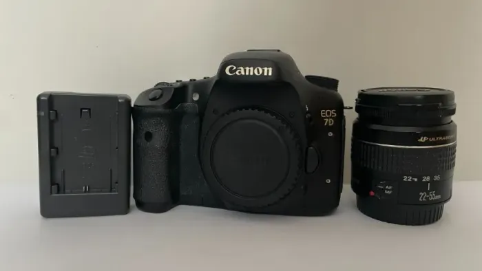 Canon EOS 7D + EF 22-55mm