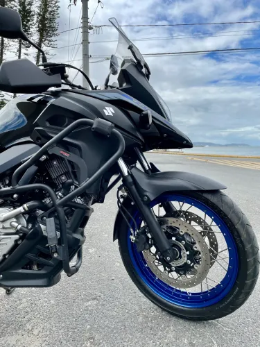 Suzuki V-Strom 650XT 2024 - Impecável - 22.200 km - Pronta para viajar