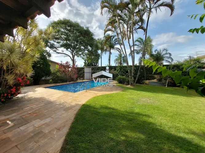 VENDO EXCELENTE CASA EM CAMPINAS NO GRAMADO EM BUCÓLICO CONDOMÍNIO COM TRÊS QUARTOS SENDO