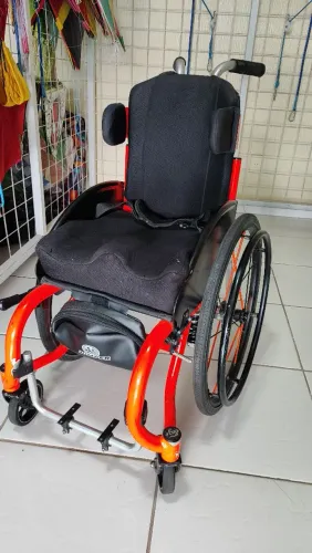 Cadeira de rodas Jumper aro 22 com sistema de amortecedores. 