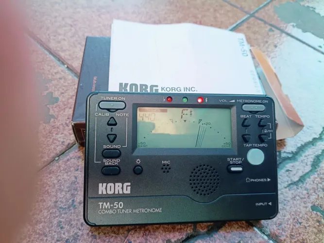 Afinador e metrônomo digital compacto Korg, modelo TM-50.