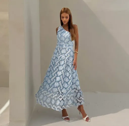 Vestido em laise, nula manga, com bordados e detalhes vazados