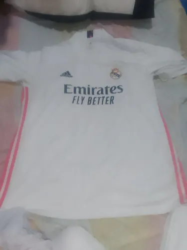 Camisa do Real Madrid temporada 20/21 tamanho XL. Sem fio puxados , sem rasgo.