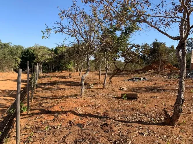 Área de 1020m², casa em construção no ponto de laje, próximo a comércios, linha de ônibus.