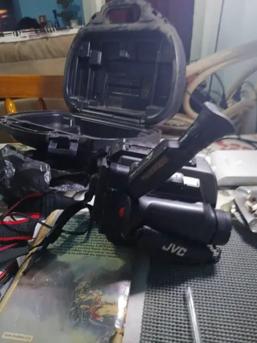 Câmara  jvc,nao sei se está funcionando, aparentemente  perfeita  com a caixa