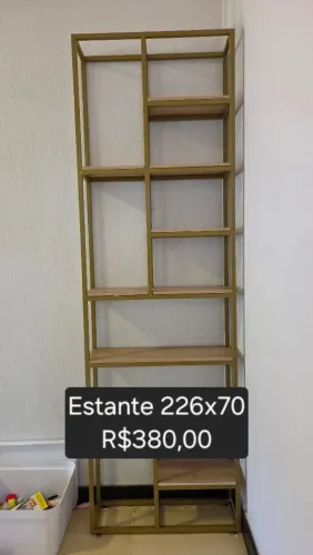 Estante dourada com madeira