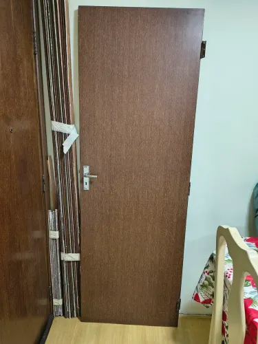 Vendo 1 porta prancheta, sucupira em excelente estado. 71 x 2,10. Dobradiças excelentes e 