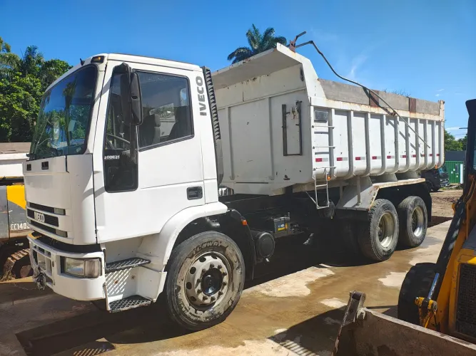 Caminhão Iveco traçado 6x4 caçamba basculante