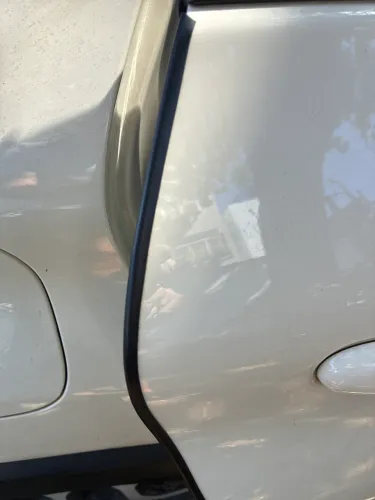 Protetores de bordas para portas de automóveis.