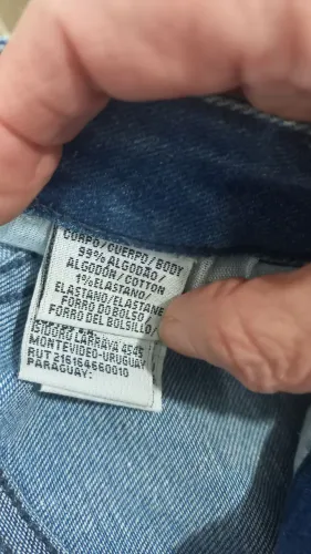 Uma calça jeans  feminina  cigarrete Hering  tamanho  38 usada.