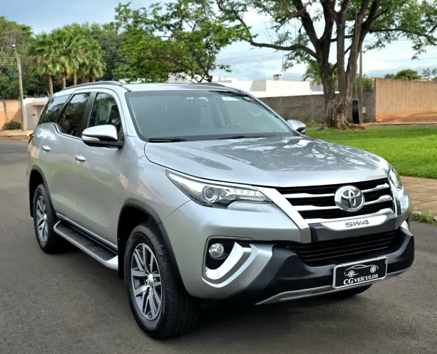 Toyota Hilux SW4 SRX 4X4 2.8 TDI 16V Dies. Aut. 2017