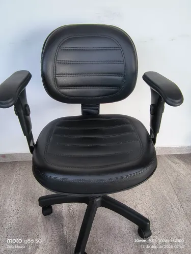 VENDO CADEIRA DE COURO PARA ESCRITÓRIO