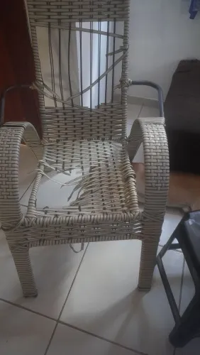 Vendo 4 cadeiras e um centro, serve pra colocar na sala ou terraço