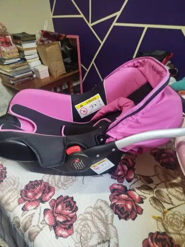 Carrinho de bebê e bebê conforto 