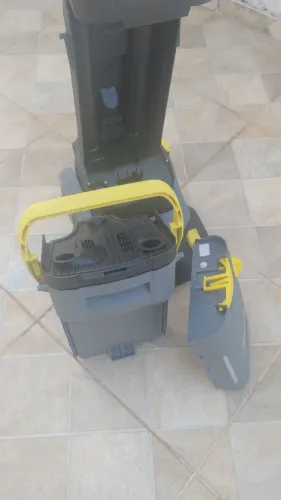 Lavadora e Secadora de Pisos Compacta Karcher BR 30/4 C