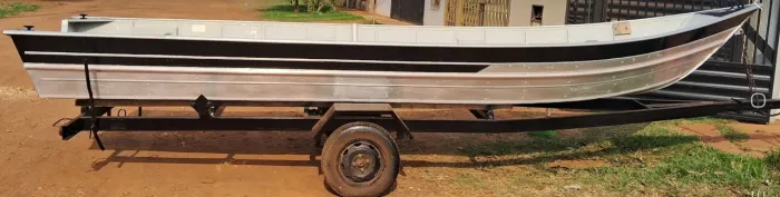 Barco de alumínio 6 metros com motor e carretinha aceito trocas ,por motos e carro