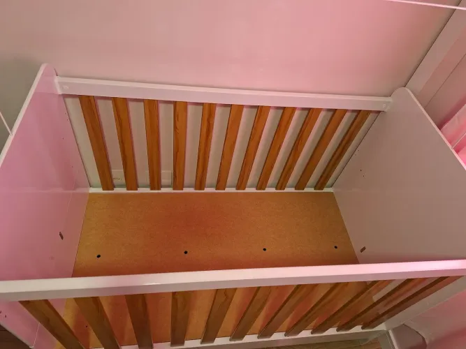 Berço vira cama sem colchão