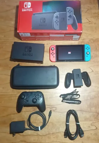 Vendo Nitendo Switch V1 de 32GB bloqueado, Super Novo! + SD 512GB + Pro Controle + Estojo 