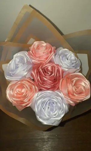Buquê 100% Artesanal Contendo 7 Flores Feitas de Cetim