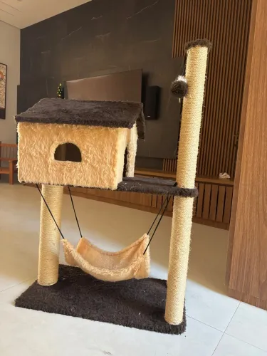 Casinha e arranhador de gato