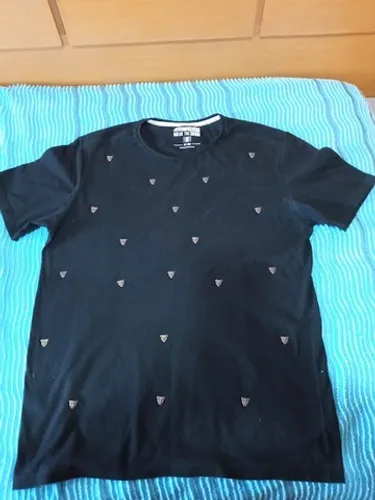 camiseta azul marinho usada
