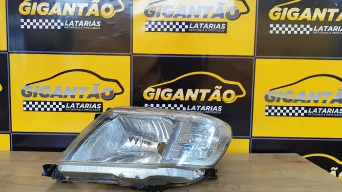 Farol Toyota Hilux 2012 - usado, preço bom