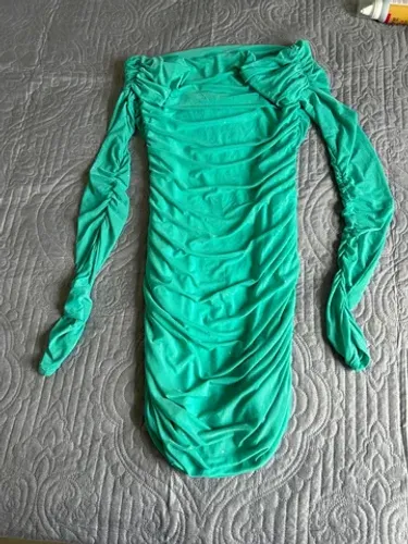Vestido verde com brilhantes 