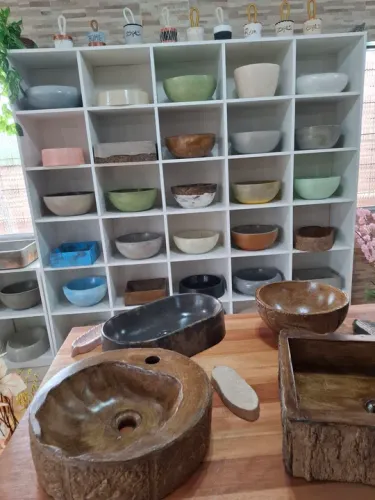 Vasos decorativos em madeira rústica