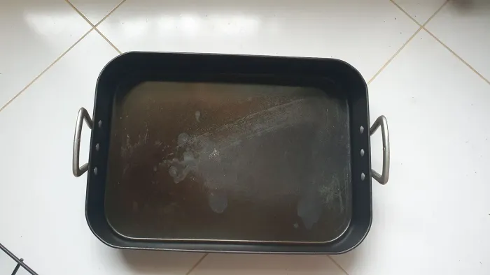 Assadeira em aço carbono com camada dupla  com grelha antiaderente