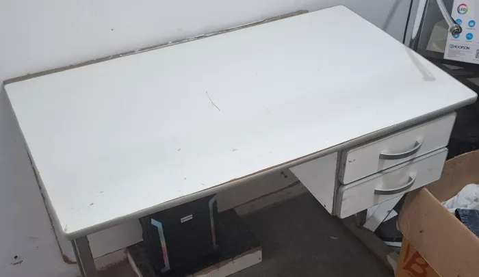 Mesa de escritório com gaveta e chave 