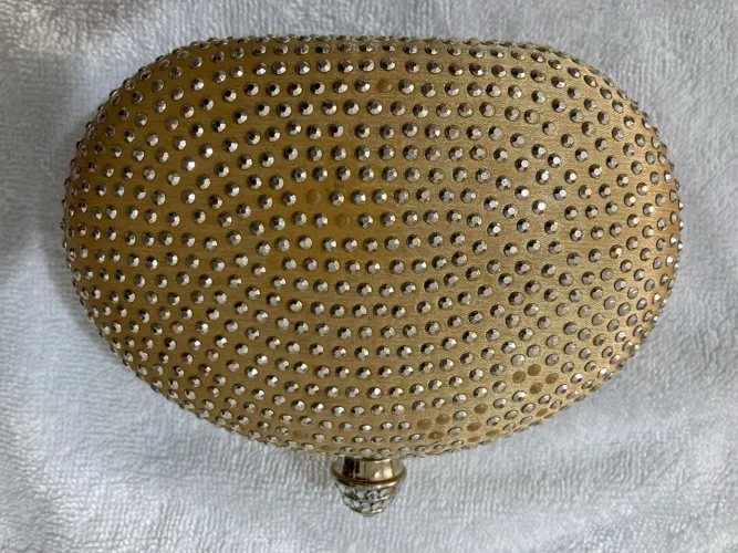 Bolsa de mão dourada com pedrarias