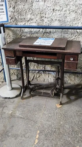 Mesa de pé de máquina de costura 