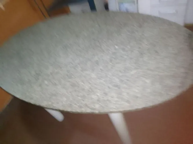 Mesa oval  cinza com pés brancos