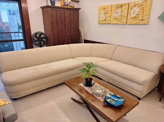 Sofá de canto bege elegante e confortável medindo: 2,77 x 1,50