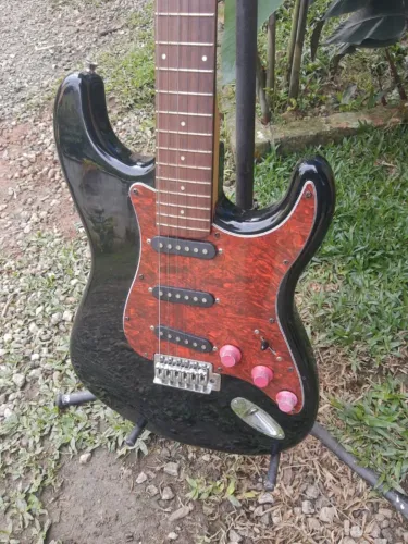 Guitarra montada com peças Giannini