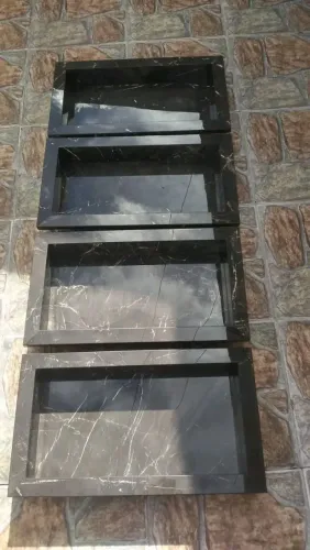 NICHO DE PORCELANATO PRETO MARMORIZADO.