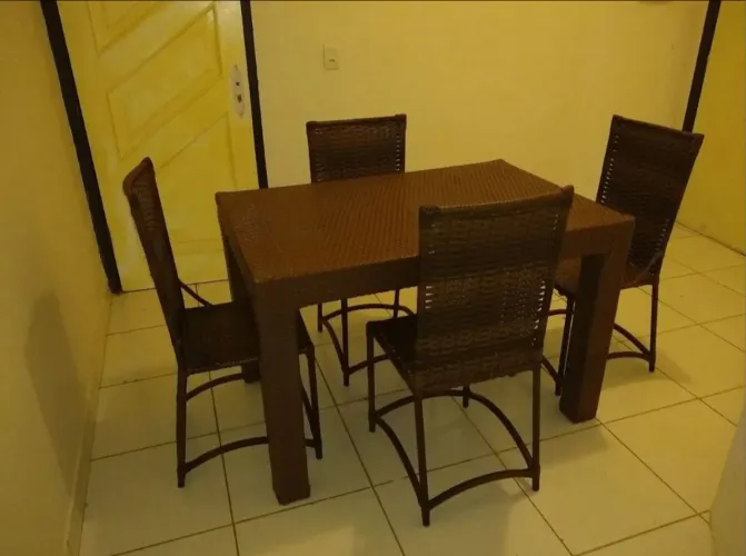 Conjunto de Mesa e Cadeiras em Rattan Marrom